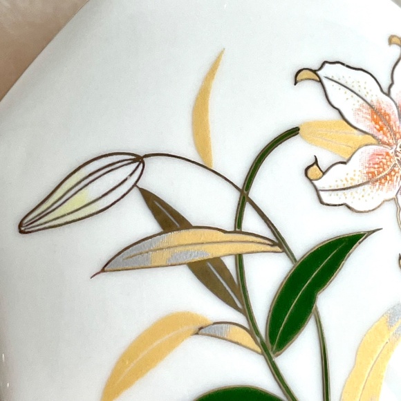 Vintage Japanese Octagonal Porcelain Trinket Box/w White Lily Design - Picture 12 of 15